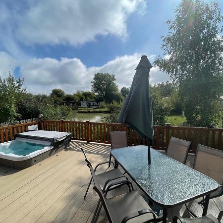 Luxury Lakeside Lodge L1 With Hot Tub Situated At Tattershall Lakes Country Park Exterior foto