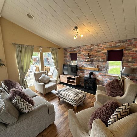 Luxury Lakeside Lodge L1 With Hot Tub Situated At Tattershall Lakes Country Park Exterior foto