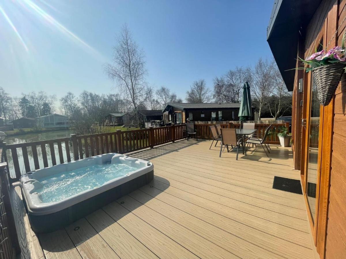 Luxury Lakeside Lodge L1 With Hot Tub Situated At Tattershall Lakes Country Park Exterior foto