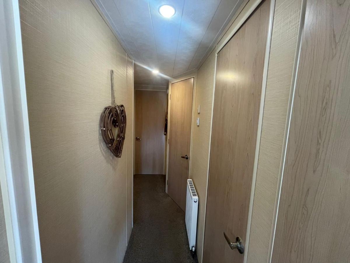 Luxury Lakeside Lodge L1 With Hot Tub Situated At Tattershall Lakes Country Park Exterior foto