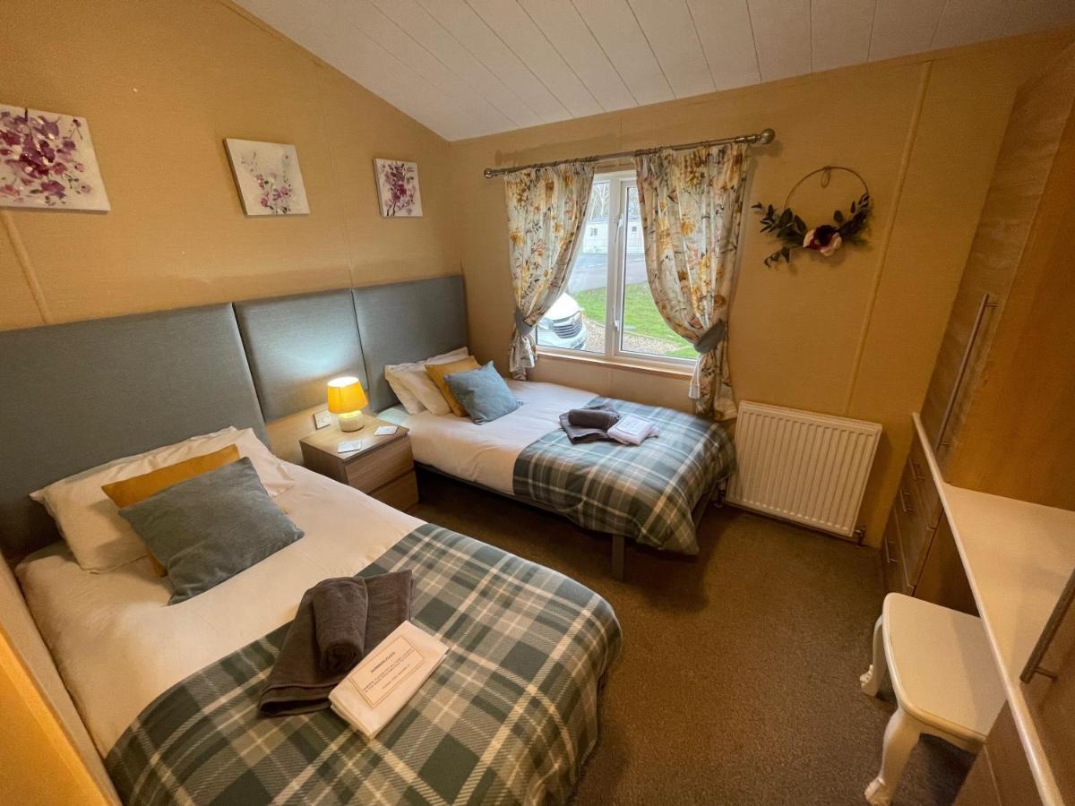 Luxury Lakeside Lodge L1 With Hot Tub Situated At Tattershall Lakes Country Park Exterior foto