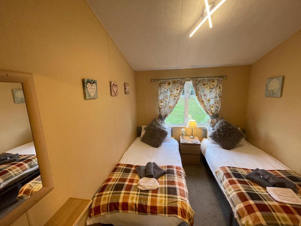 Luxury Lakeside Lodge L1 With Hot Tub Situated At Tattershall Lakes Country Park Exterior foto