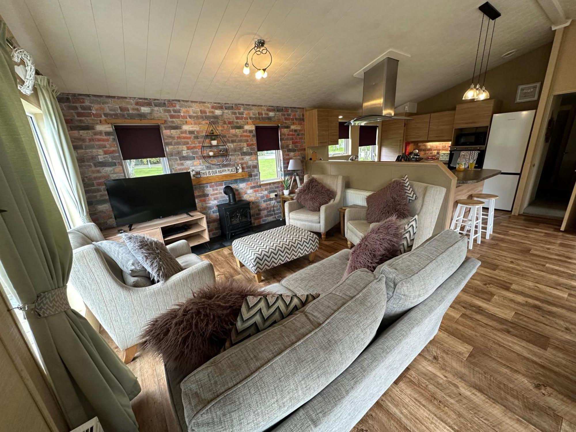 Luxury Lakeside Lodge L1 With Hot Tub Situated At Tattershall Lakes Country Park Exterior foto